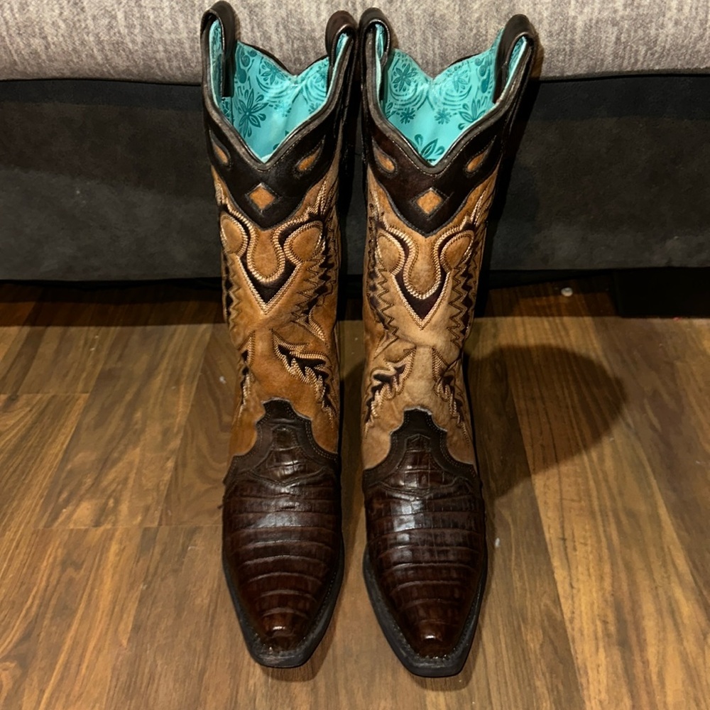 HANDCRAFTED CORRAL WOMEN'S TAN EMBROIDERY BROWN CAIMAN VAMP SNIP TOE BOOTS
